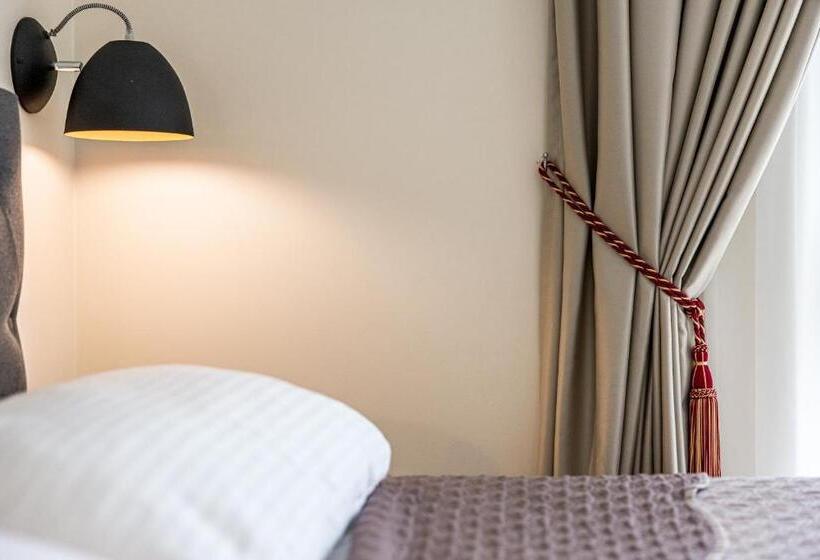 استودیوی استاندارد, Amber Drop Apartments