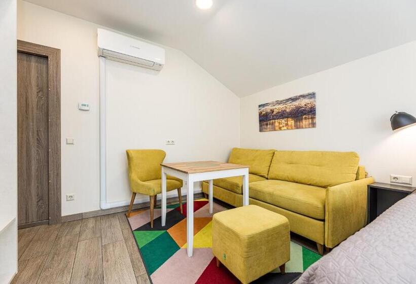 استودیوی استاندارد, Amber Drop Apartments