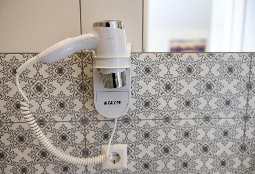 استودیوی استاندارد, Amber Drop Apartments