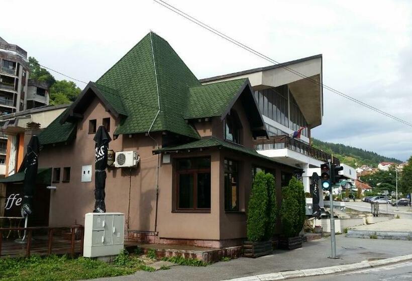 اتاق استاندارد سه نفره, Art