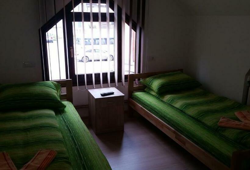 اتاق استاندارد سه نفره, Art