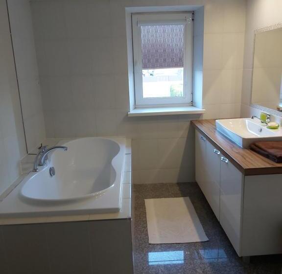 اتاق استاندارد سه نفره, Robeda