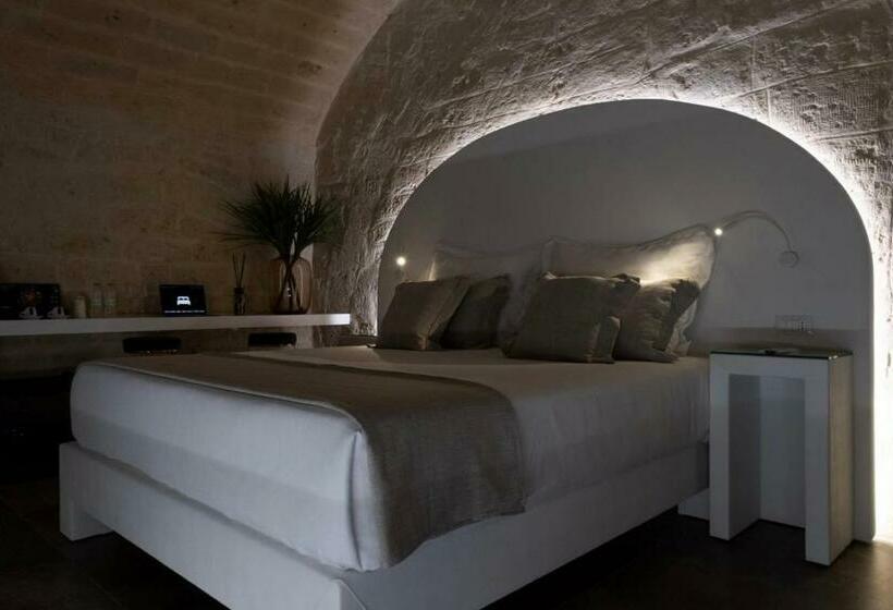 سوییت, The Saint Stays