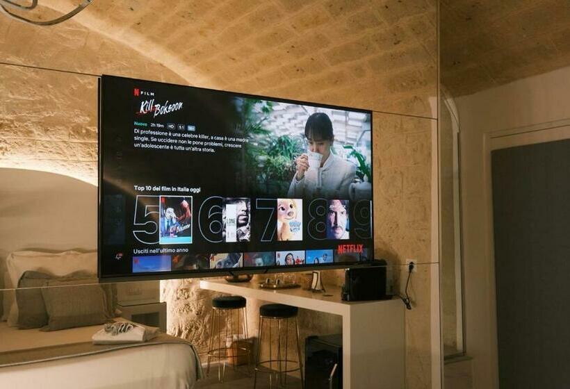 سوییت, The Saint Stays