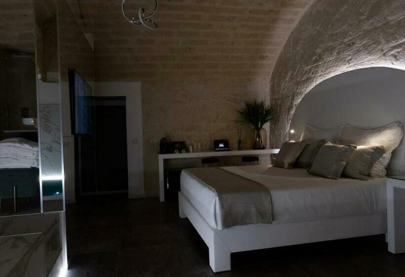 سوییت, The Saint Stays