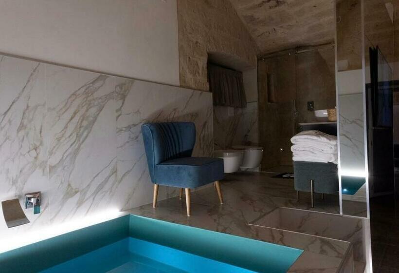 سوییت, The Saint Stays