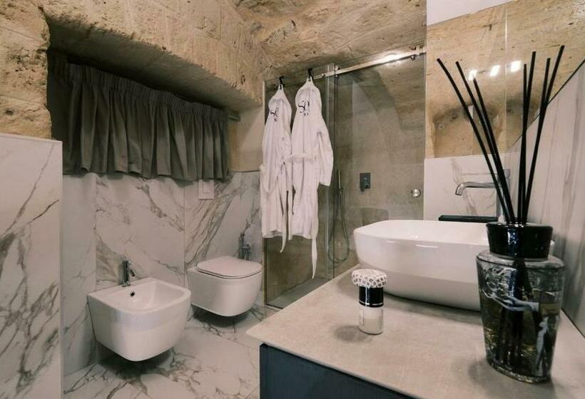 سوییت, The Saint Stays