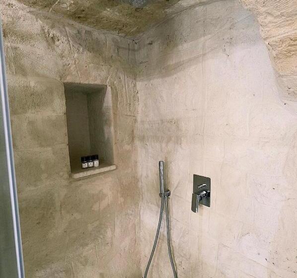 سوییت, The Saint Stays