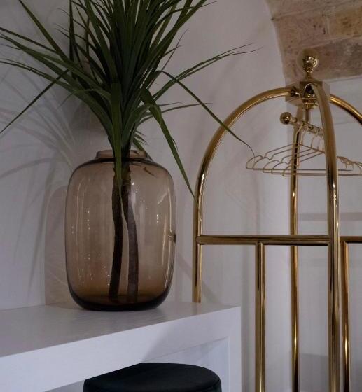 اتاق استاندارد, The Saint Stays