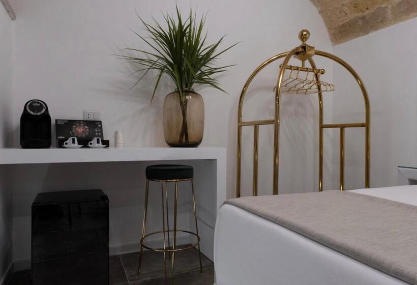 اتاق استاندارد, The Saint Stays