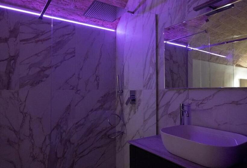 اتاق استاندارد, The Saint Stays