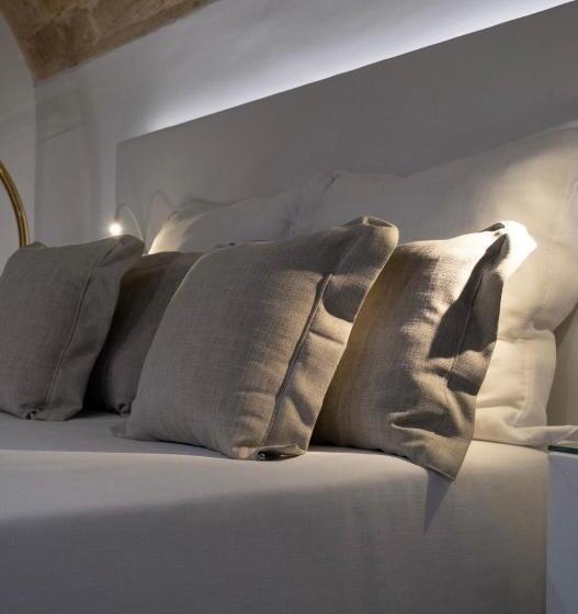 اتاق استاندارد, The Saint Stays