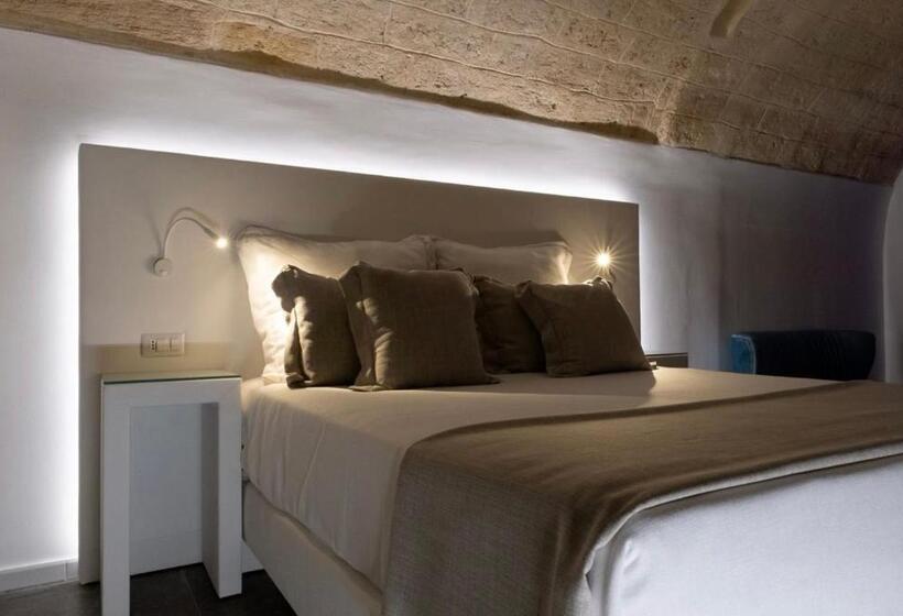 اتاق استاندارد, The Saint Stays