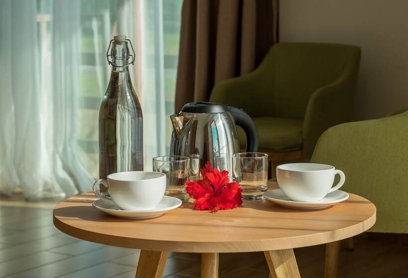 اتاق لوکس با چشم‌انداز باغ, Olive Goidhoo