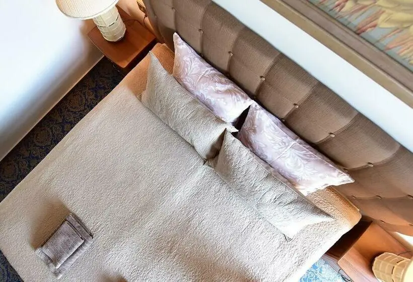 اتاق استاندارد چهارنفره با بالکن, Rusne Villa