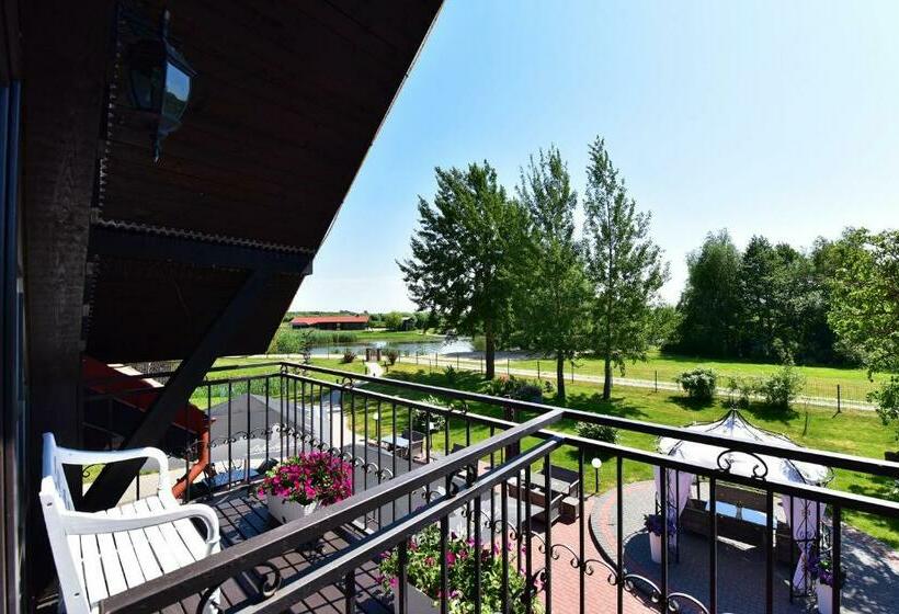 اتاق استاندارد چهارنفره با بالکن, Rusne Villa