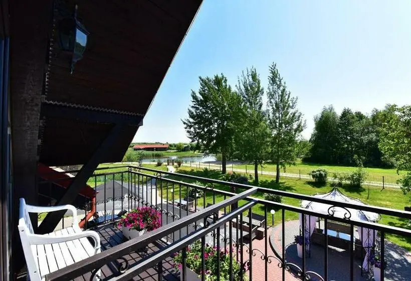 اتاق استاندارد چهارنفره با بالکن, Rusne Villa