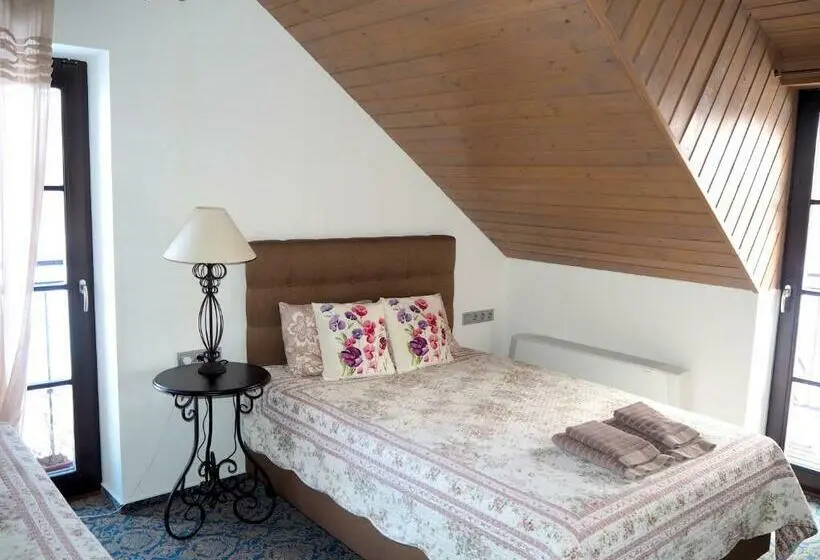 سوئیت با بالکن, Rusne Villa