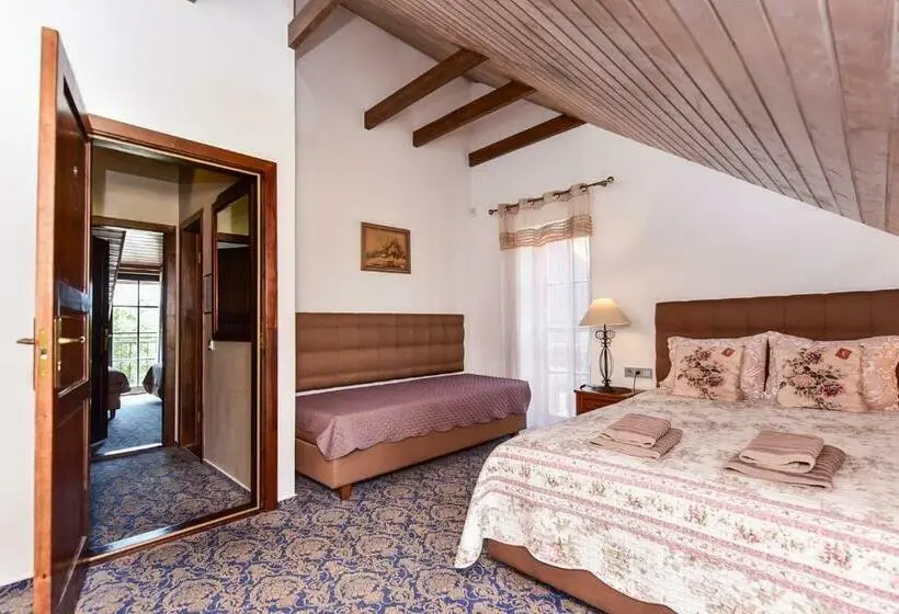 سوئیت با بالکن, Rusne Villa