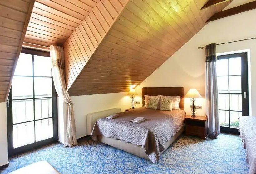 سوئیت با بالکن, Rusne Villa