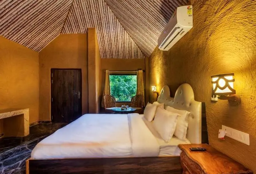 キングサイズベッドのスタンダードルーム, Lohagarh Corbett Resort