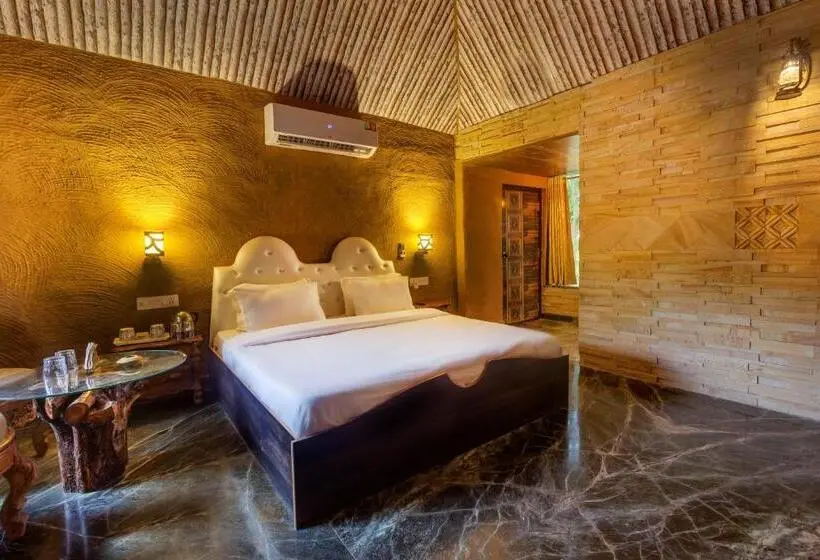 キングサイズベッドのスタンダードルーム, Lohagarh Corbett Resort