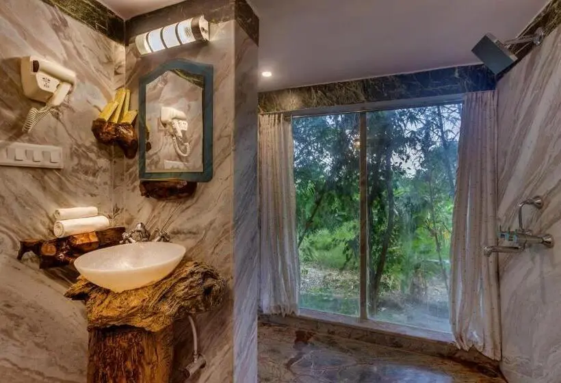 キングサイズベッドのスタンダードルーム, Lohagarh Corbett Resort