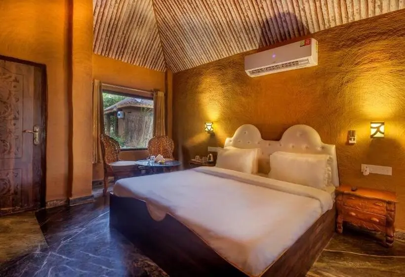キングサイズベッドのスタンダードルーム, Lohagarh Corbett Resort