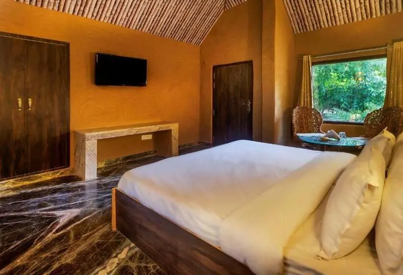 キングサイズベッドのスタンダードルーム, Lohagarh Corbett Resort