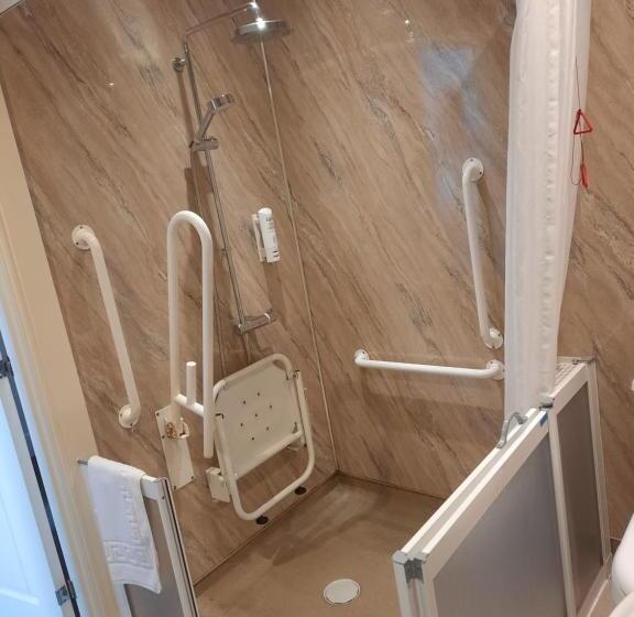 חדר סטנדרט מותאם לאדם עם מוגבלויות, Grammar Lodge Guest House