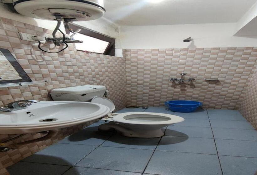 חדר דלוקס לשלושה, Capital O 8272 Hotel Pratigya Residency