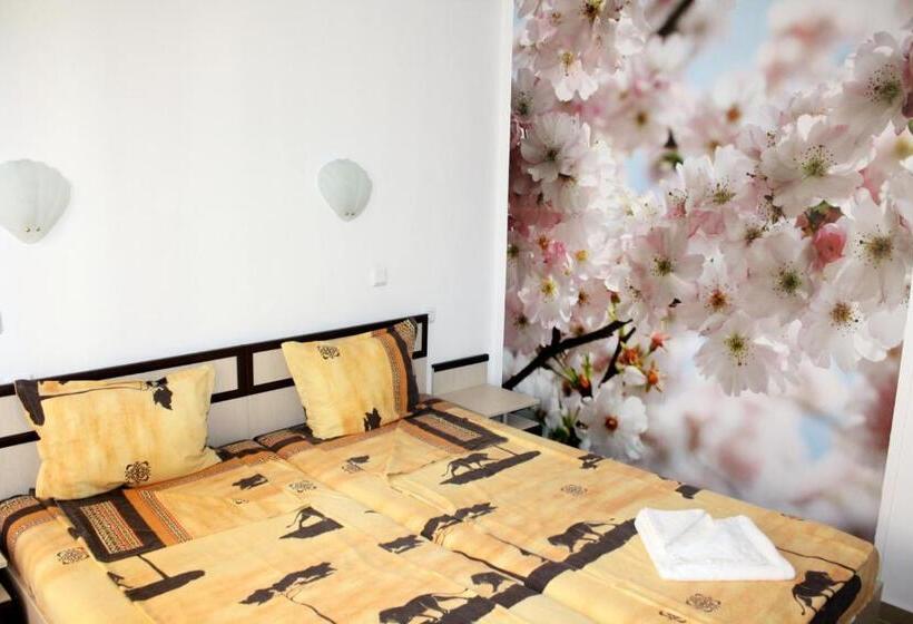 اتاق استاندارد سه تخته با بالکن, Mirage Family