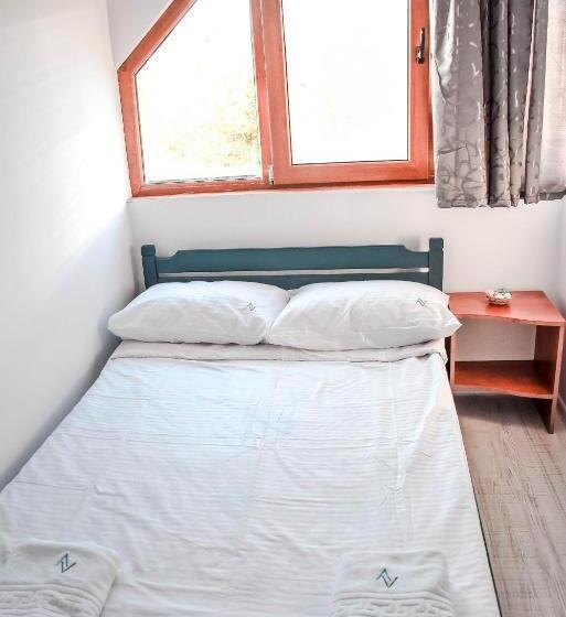 이코노미 룸, Almaville Mamaia