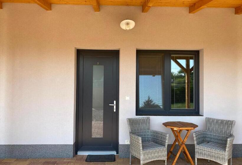 带1个卧室的带阳台的公寓, Apartmány Přítluky