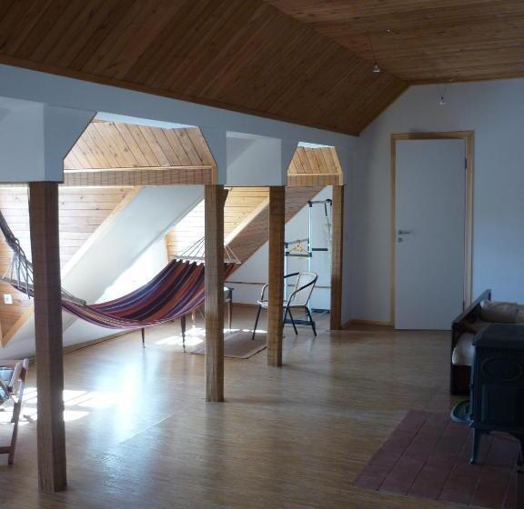 استودیوی استاندارد, Marigolds