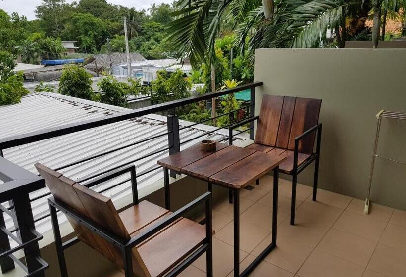 带大床的豪华间, Benjamas Place