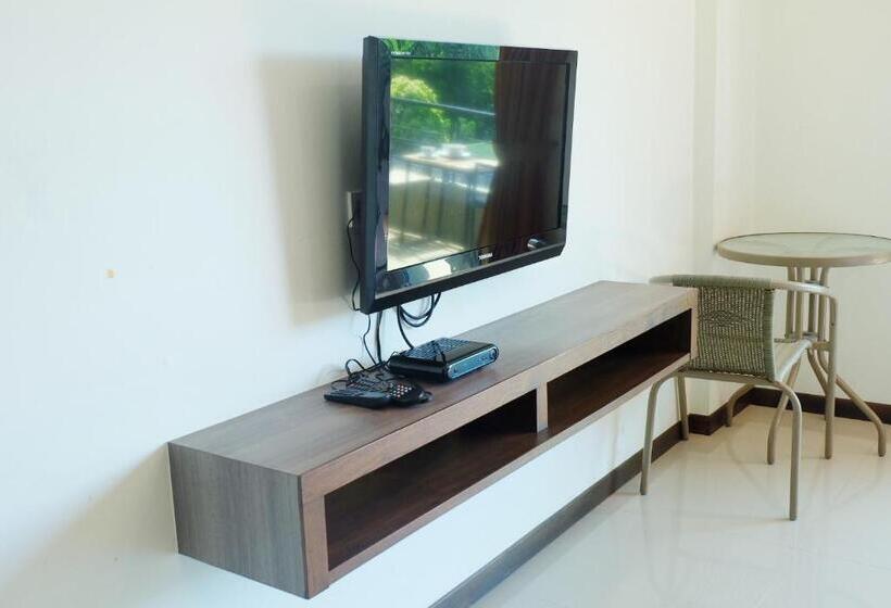 带大床的豪华间, Benjamas Place