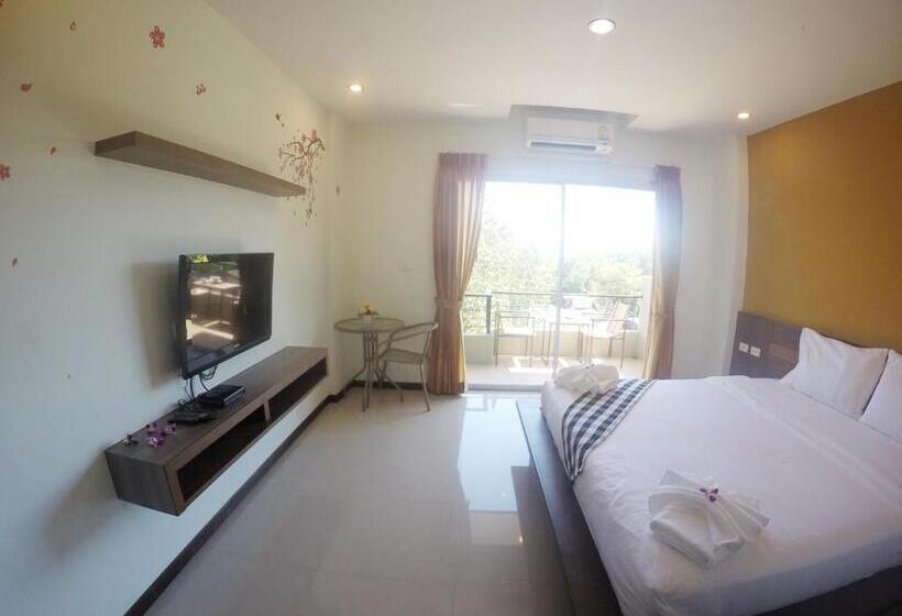 带大床的豪华间, Benjamas Place