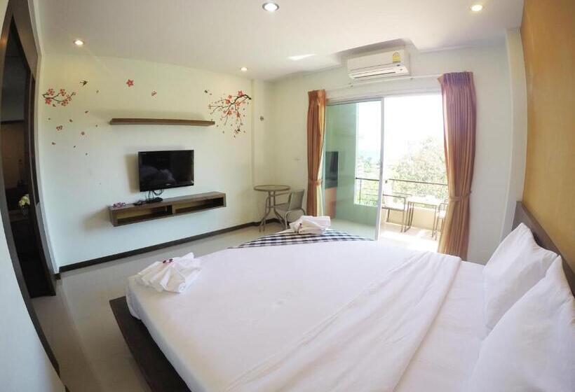 带大床的豪华间, Benjamas Place