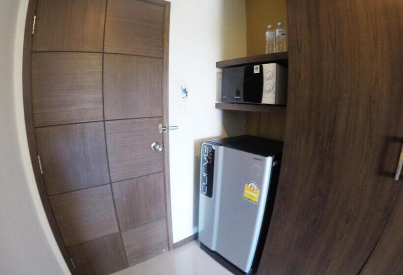 带大床的豪华间, Benjamas Place