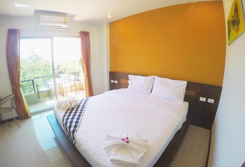 带大床的豪华间, Benjamas Place