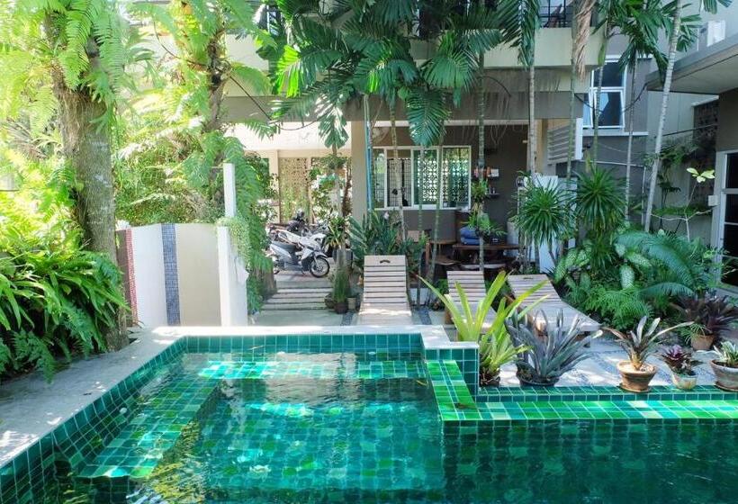 带大床的豪华间, Benjamas Place