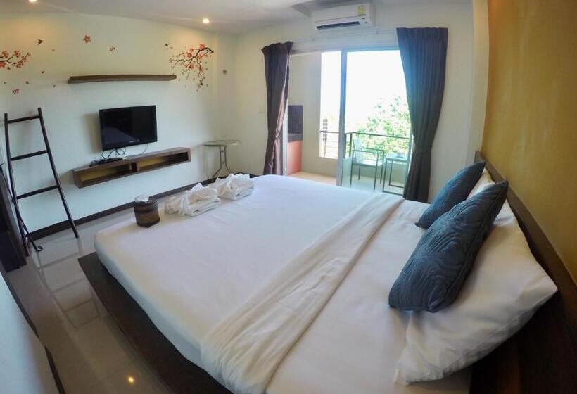 带大床的豪华间, Benjamas Place