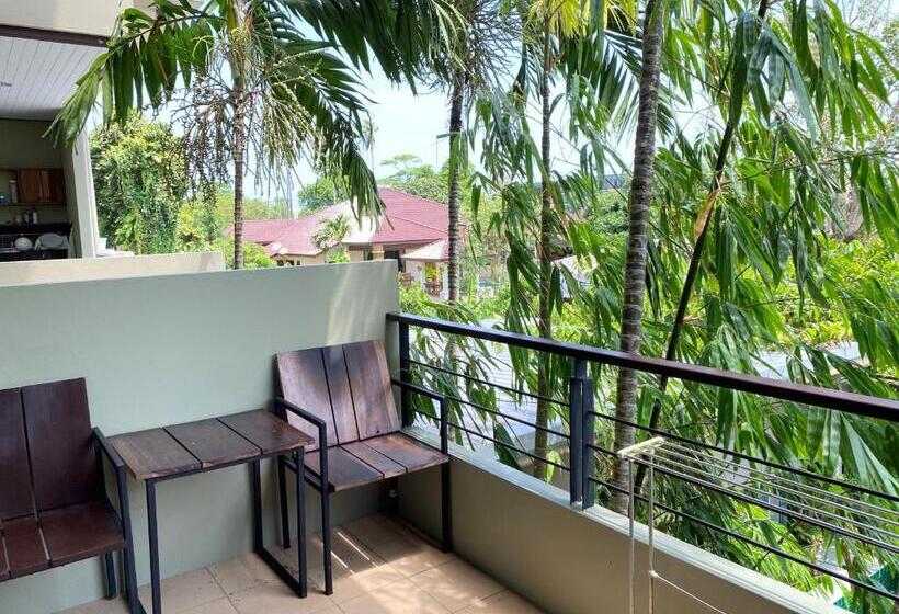 带大床的豪华间, Benjamas Place