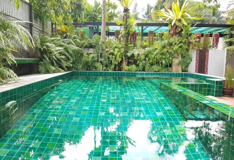 带大床的豪华间, Benjamas Place