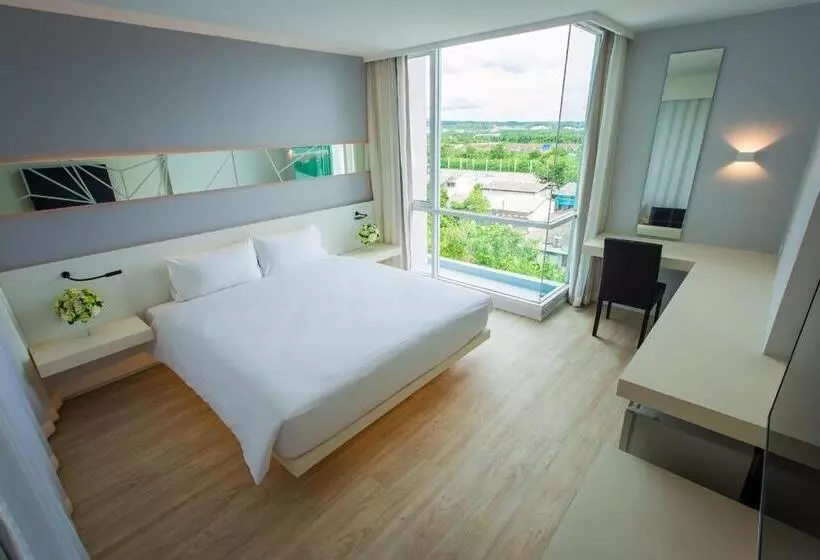 キングサイズベッドのデラックススイート, Crystal Hotel Hat Yai