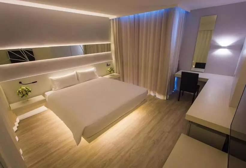 キングサイズベッドのデラックススイート, Crystal Hotel Hat Yai