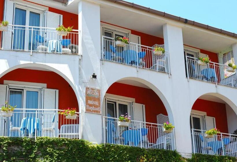 Номер Стандарт, Maison Raphael