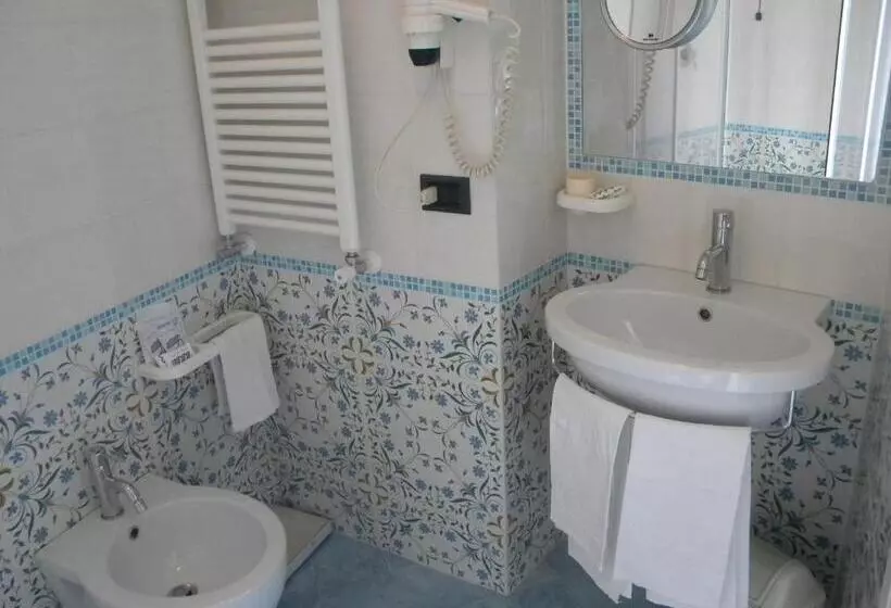 اتاق استاندارد سه نفره, Maison Raphael