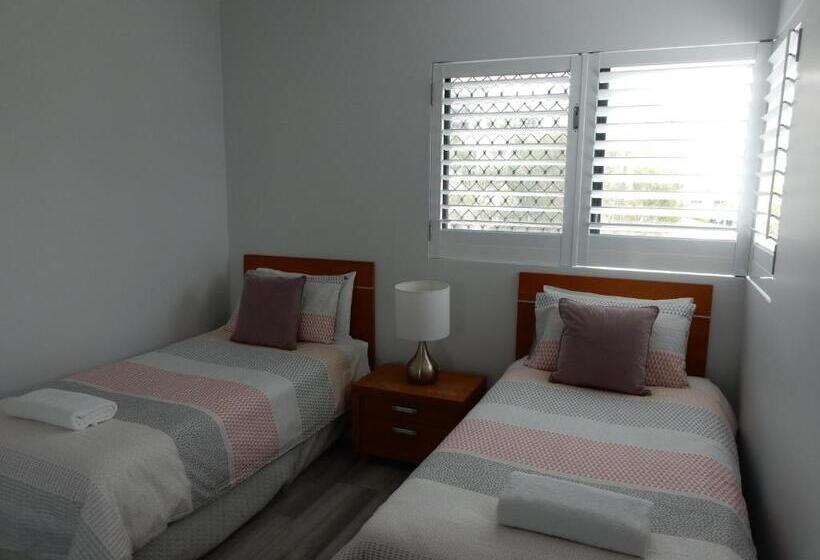 דירת שלושה חדרים, Mariners Resort